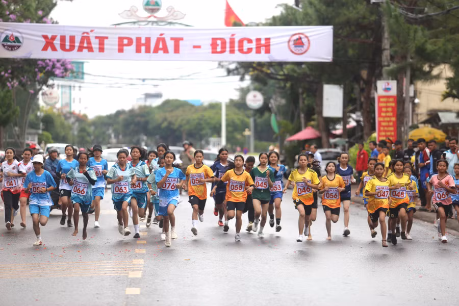 39 VĐV nữ tranh tài ở cự ly 3 km. Ảnh: Văn Ngọc