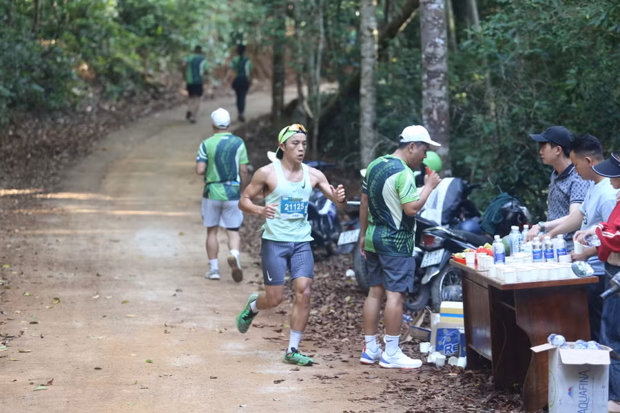Ban tổ chức bố trí nhiều điểm tiếp nước dọc đường chạy. Ảnh: Văn Ngọc