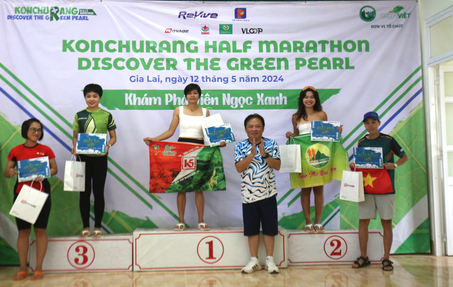 Ban tổ chức trao giải cho cự ly 21km nữ. Ảnh: Văn Ngọc Ban tổ chức trao giải cho cự ly 21km nữ. Ảnh: Văn Ngọc