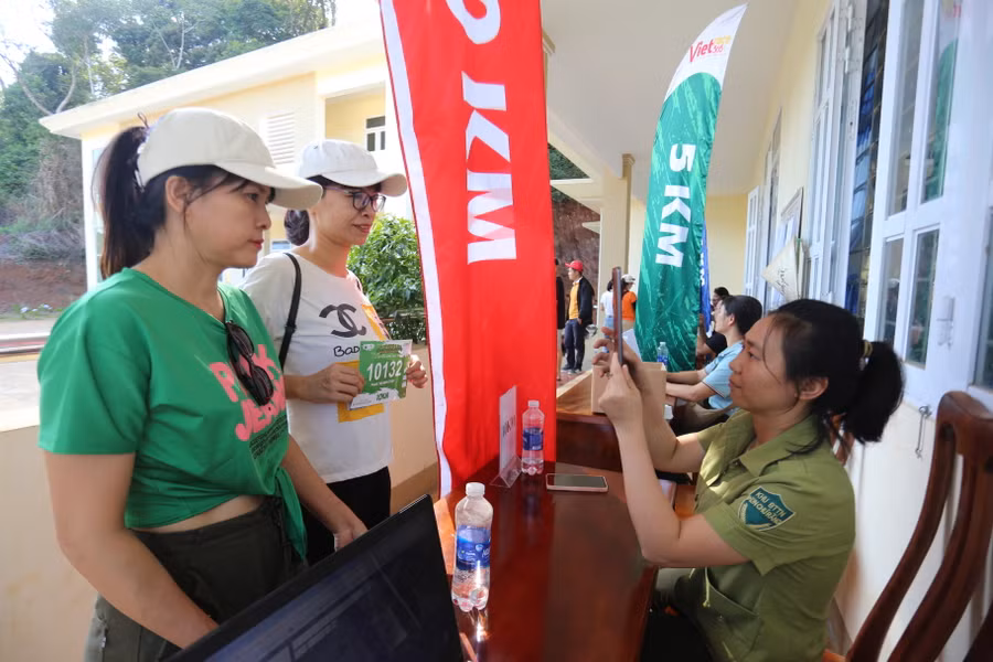 Giải có sự tham gia của hơn 600 vận động viên. Ảnh: Văn Ngọc