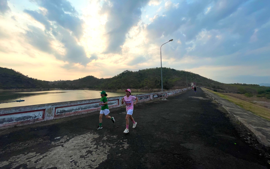 Các VĐV chinh phục đập Ayun Hạ vào sáng sớm. Ảnh: Văn Ngọc Các VĐV chinh phục đập Ayun Hạ vào sáng sớm. Ảnh: Văn Ngọc