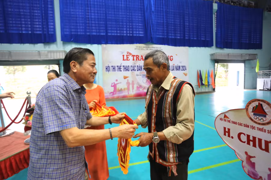 Ban tổ chức trao cờ lưu niệm cho các đoàn tham gia Hội thi. Ảnh: Văn Ngọc