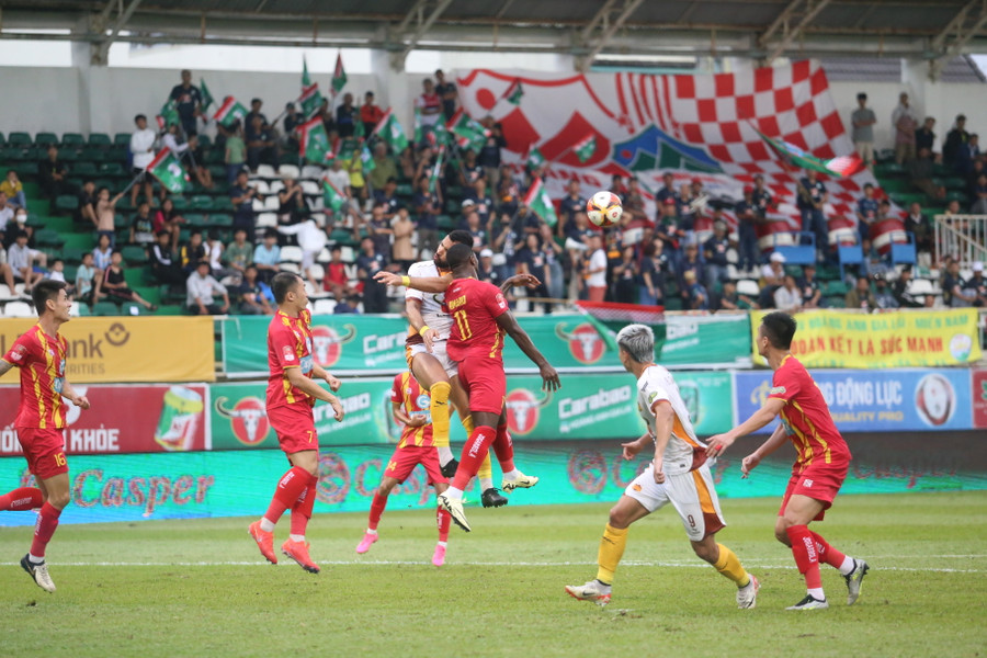 Trận đấu đã diễn ra với nhịp độ tấn công cao. Ảnh: Văn Ngọc Trận đấu đã diễn ra với nhịp độ tấn công cao. Ảnh: Văn Ngọc