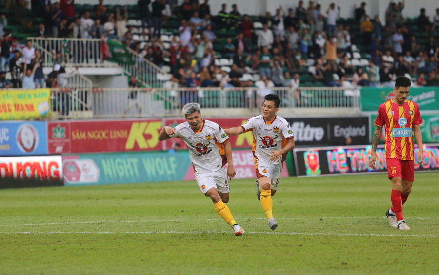 Đinh Thanh Bình lại thể hiện cái duyên ghi bàn của mình. Ảnh: Văn Ngọc Đinh Thanh Bình lại thể hiện cái duyên ghi bàn của mình. Ảnh: Văn Ngọc