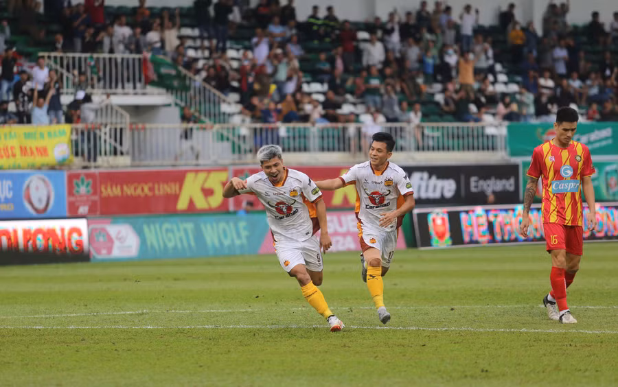 Đinh Thanh Bình lại thể hiện cái duyên ghi bàn của mình. Ảnh: Văn Ngọc