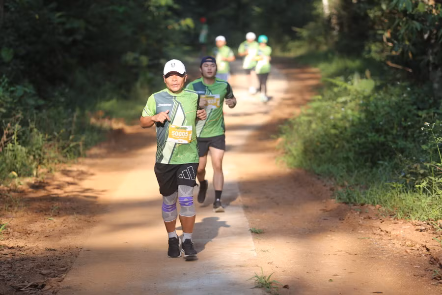 Bí thư Tỉnh ủy Hồ Văn Niên tranh tài ở cự ly 5 km. Ảnh: Văn Ngọc