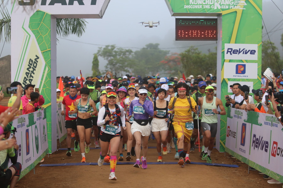 Hàng trăm VĐV xuất phát ở cự ly 21 km. Ảnh: Văn Ngọc Hàng trăm VĐV xuất phát ở cự ly 21 km. Ảnh: Văn Ngọc