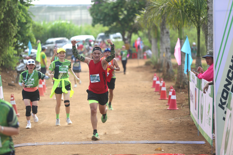 Các VĐV vỡ òa cảm xúc khi chinh phục đường chạy ở Kon Chư Răng. Ảnh: Văn Ngọc Các VĐV vỡ òa cảm xúc khi chinh phục đường chạy ở Kon Chư Răng. Ảnh: Văn Ngọc
