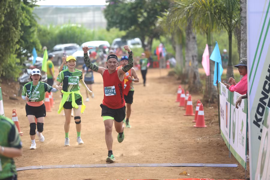 Các VĐV vỡ òa cảm xúc khi chinh phục đường chạy ở Kon Chư Răng. Ảnh: Văn Ngọc