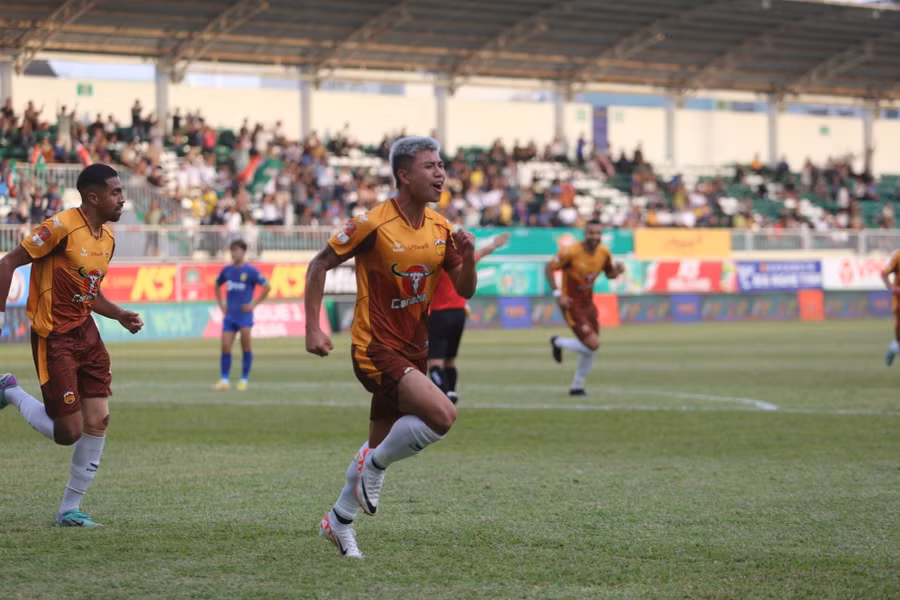 Đinh Thanh Bình lại thể hiện cái duyên ghi bàn của mình. Ảnh: Văn Ngọc