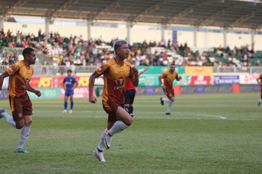 Đinh Thanh Bình lại thể hiện cái duyên ghi bàn của mình. Ảnh: Văn Ngọc