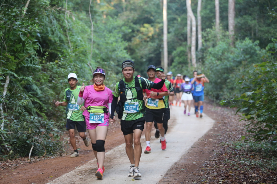 Các runner đều tỏ ra thích thú với đường chạy giữa những cánh rừng. Ảnh: Văn Ngọc Các runner đều tỏ ra thích thú với đường chạy giữa những cánh rừng. Ảnh: Văn Ngọc