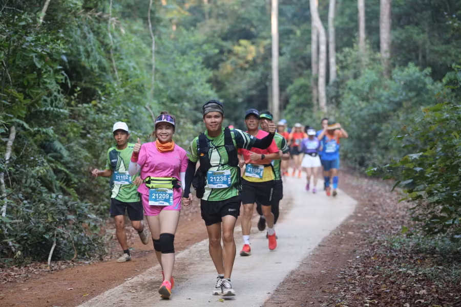 Các runner đều tỏ ra thích thú với đường chạy giữa những cánh rừng. Ảnh: Văn Ngọc