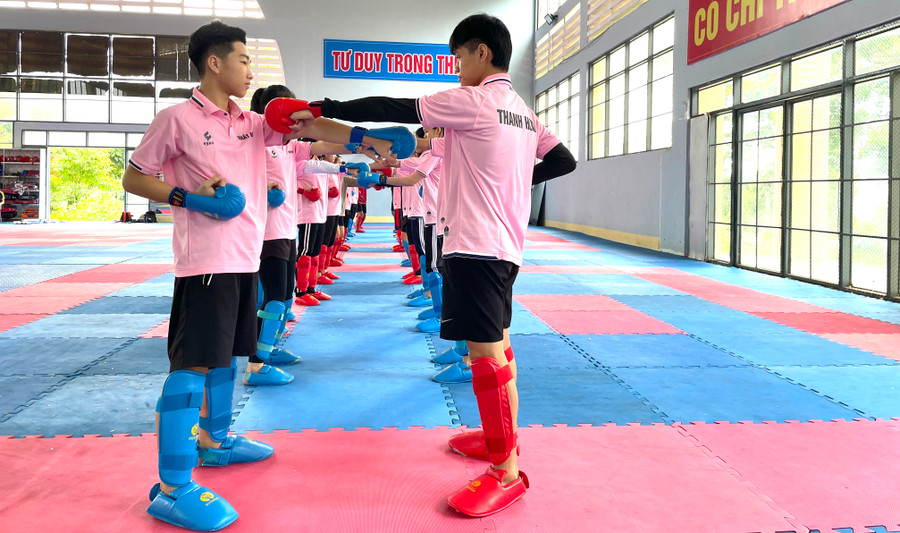 16 VĐV của đội tuyển Karate Thanh Hóa tập huấn tại Gia Lai. Ảnh: Văn Ngọc 16 VĐV của đội tuyển Karate Thanh Hóa tập huấn tại Gia Lai. Ảnh: Văn Ngọc