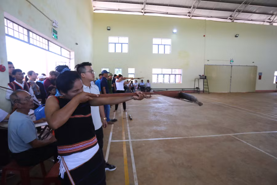 Các VĐV tranh tài ở môn Bắn nỏ. Ảnh: Văn Ngọc