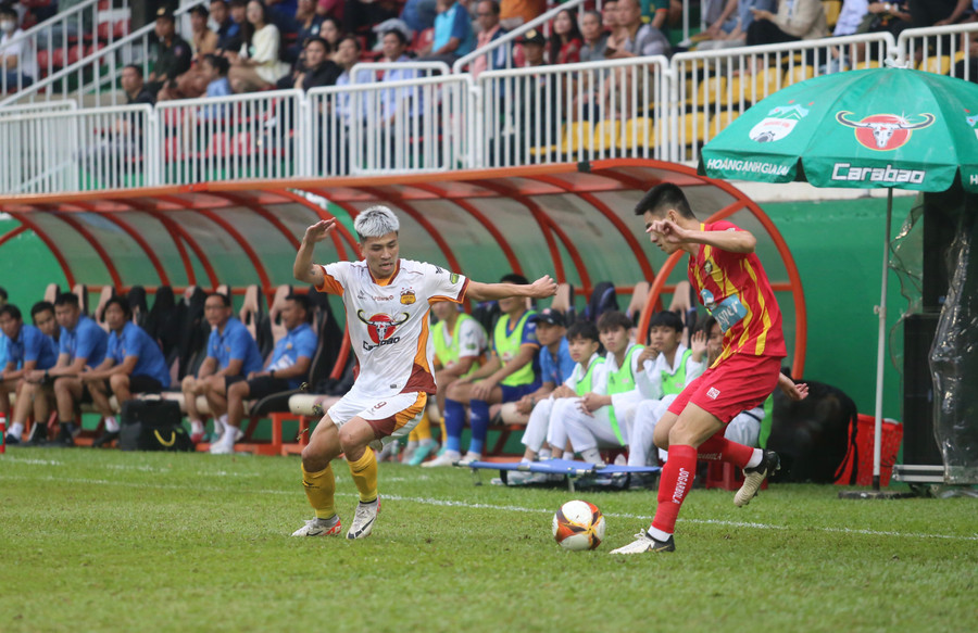 Đông Á Thanh Hóa (phải) đã sớm có bàn thắng gỡ hòa trong hiệp 1. Ảnh: Văn Ngọc Đông Á Thanh Hóa (phải) đã sớm có bàn thắng gỡ hòa trong hiệp 1. Ảnh: Văn Ngọc