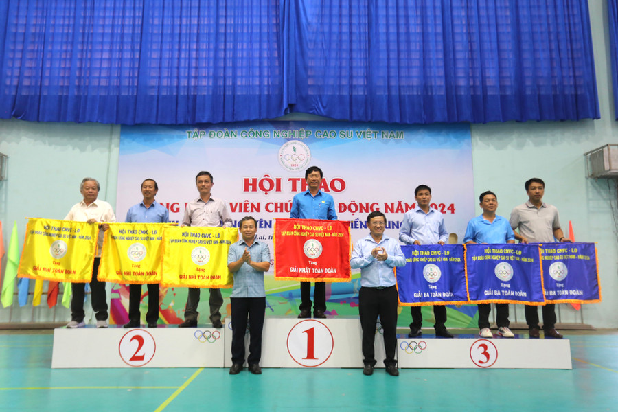 Các đơn vị xuất sắc nhất được trao giải toàn đoàn ở Hội thao năm nay. Ảnh: Văn Ngọc Các đơn vị xuất sắc nhất được trao giải toàn đoàn ở Hội thao năm nay. Ảnh: Văn Ngọc