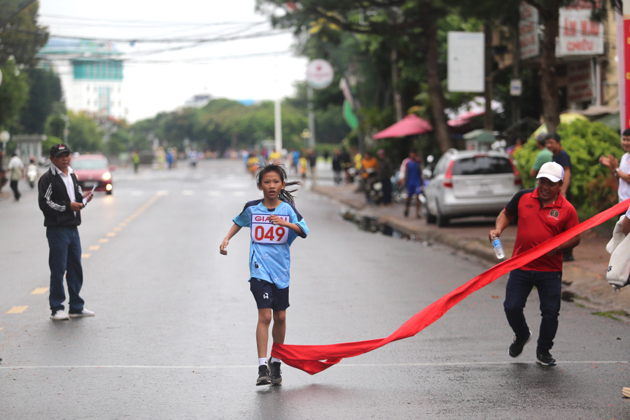 VĐV Bùi Thị Kiều My của huyện Đak Pơ xuất sắc về đích đầu tiên ở cự ly 3 km nữ. Ảnh: Văn Ngọc VĐV Bùi Thị Kiều My của huyện Đak Pơ xuất sắc về đích đầu tiên ở cự ly 3 km nữ. Ảnh: Văn Ngọc