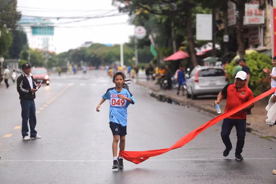 VĐV Bùi Thị Kiều My của huyện Đak Pơ xuất sắc về đích đầu tiên ở cự ly 3 km nữ. Ảnh: Văn Ngọc