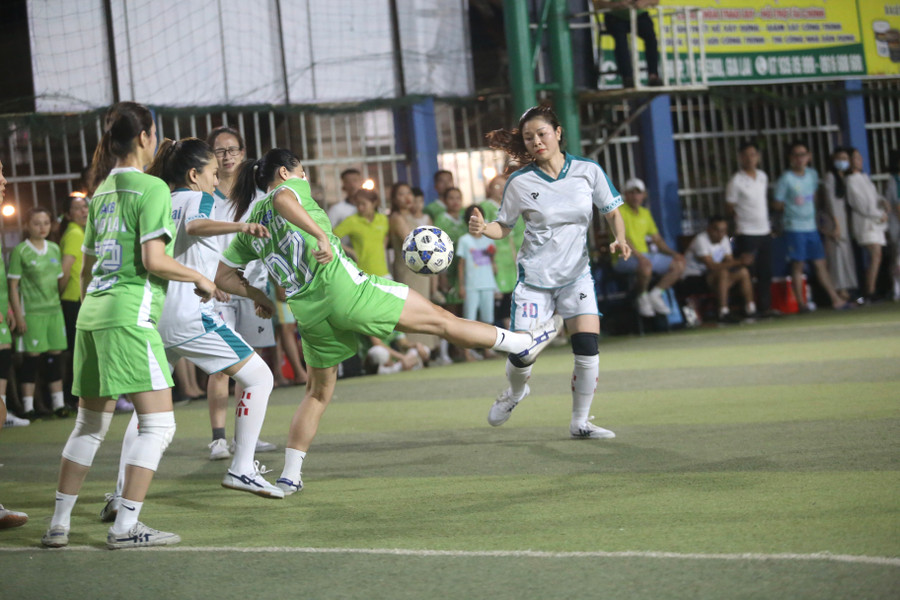 Các trận đấu ở môn bóng đá đã diễn ra hấp dẫn và kịch tính. Ảnh: Văn Ngọc