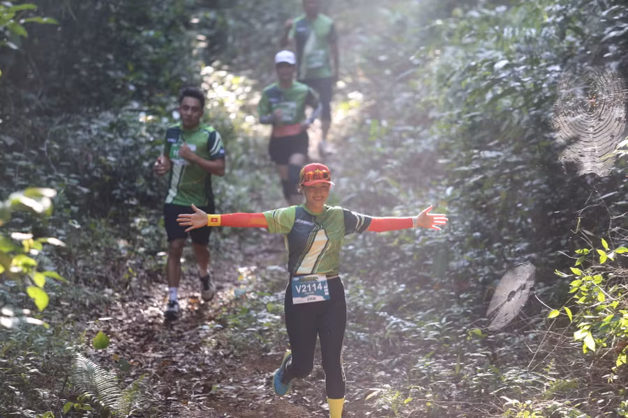 Những đoạn đường đất trong rừng mang đến cảm hứng cho những người yêu thiên nhiên. Ảnh: Văn Ngọc