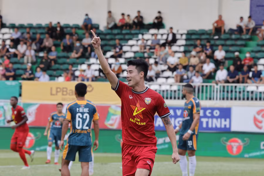 Anh Quang đã mở tỷ số cho Hồng Lĩnh Hà Tĩnh sau một pha đánh đầu. Ảnh: Quốc Nguyễn