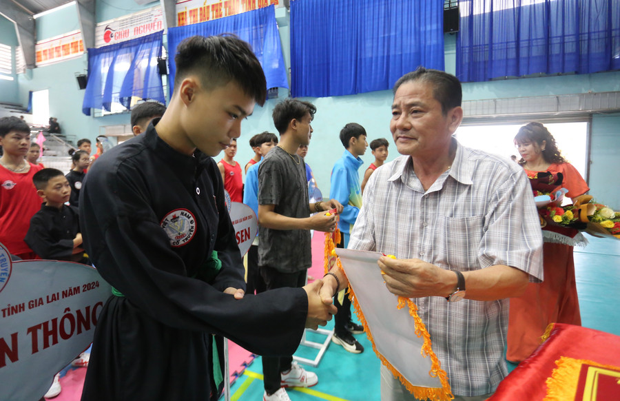 Giải đấu có sự tham gia của hơn 150 võ sĩ trong toàn tỉnh. Ảnh: Văn Ngọc
