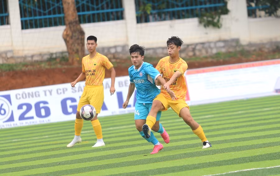 Các cầu thủ Tây Nguyên Gia Lai (phải) đã không đứng vững trước sức ép của đối phương. Ảnh: Văn Ngọc