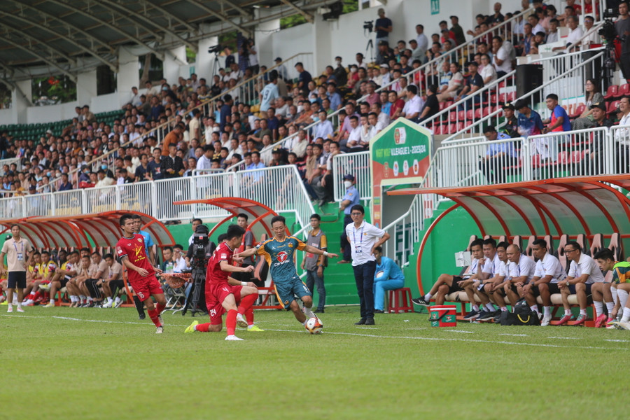 Các cầu thủ LPBank HAGL gặp rất nhiều khó khăn trước hàng thủ đông người của đối phương. Ảnh: Văn Ngọc