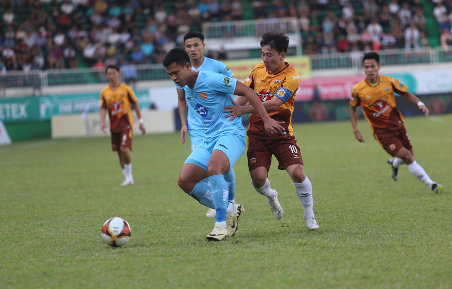 Trận đấu đã cởi mở hơn trong hiệp 2 khi LPBank HAGL chọn phương án chơi tấn công. Ảnh: Văn Ngọc