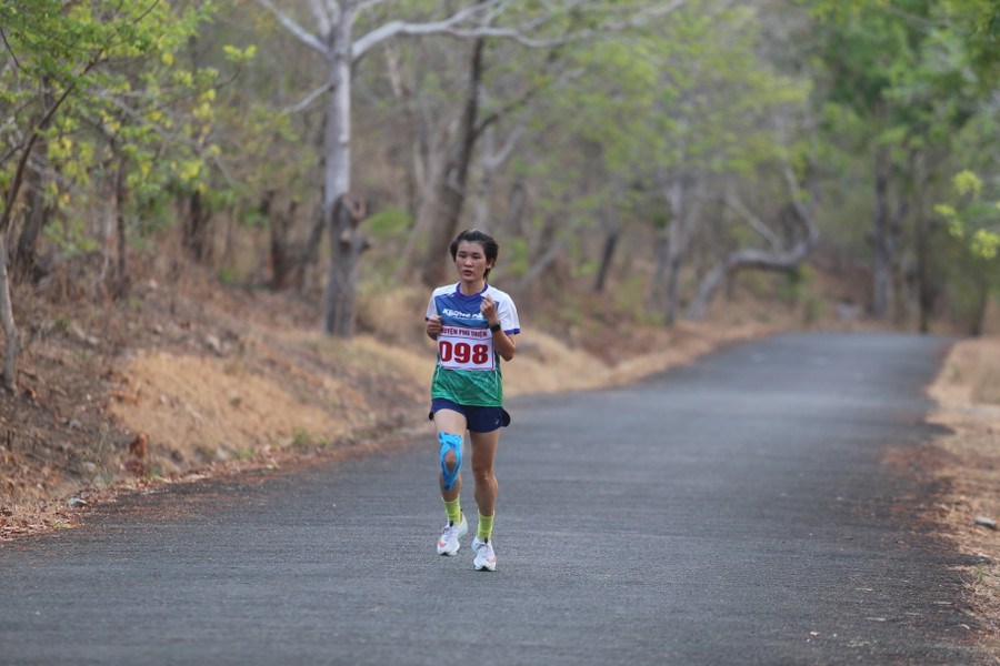 Chân chạy Nguyễn Thị Duyên (huyện Krông Pa) bỏ xa các đối thủ ở cự ly 5 km nữ. Ảnh: Văn Ngọc Chân chạy Nguyễn Thị Duyên (huyện Krông Pa) bỏ xa các đối thủ ở cự ly 5 km nữ. Ảnh: Văn Ngọc
