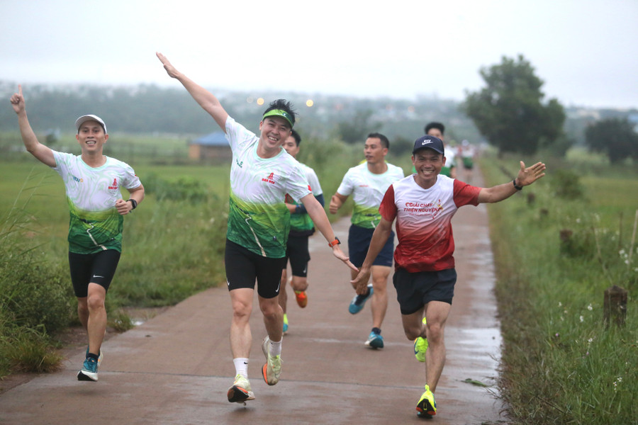 Cảm xúc phấn khích của các runner khi được chinh phục cung đường mới của huyện Đak Đoa. Ảnh: Văn Ngọc