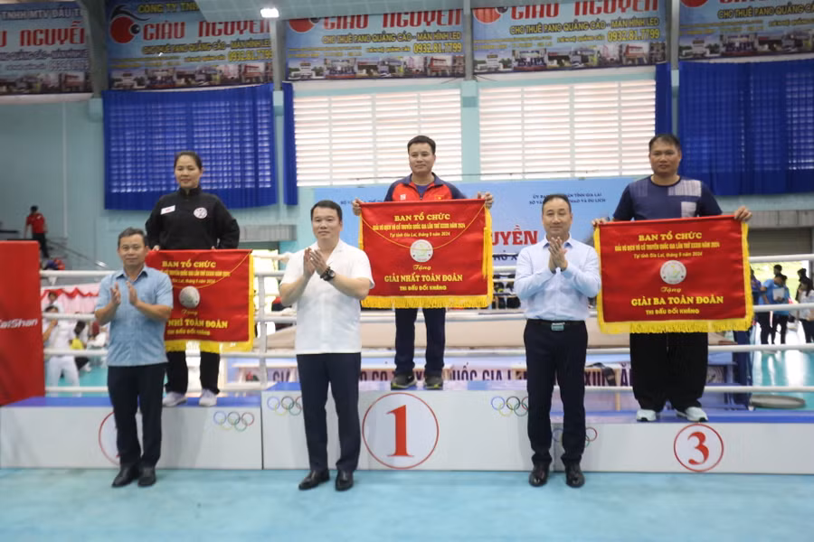 Ban tổ chức trao giải toàn đoàn ở nội dung đối kháng. Ảnh: Văn Ngọc Ban tổ chức trao giải toàn đoàn ở nội dung đối kháng. Ảnh: Văn Ngọc