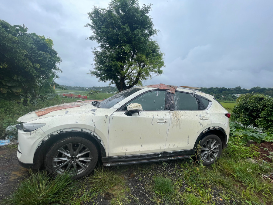 Một chiếc ô tô bị ảnh hưởng do hơi nóng tỏa ra từ đám cháy. Ảnh: Văn Ngọc