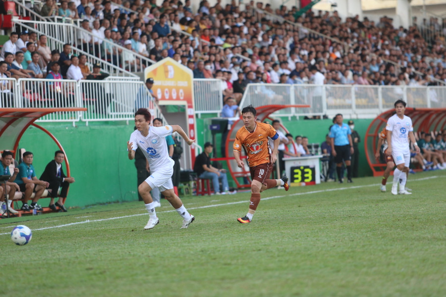 Thép Xanh Nam Định (trái) đã mạnh dạn tấn công hơn trong hiệp 2. Ảnh: Văn Ngọc