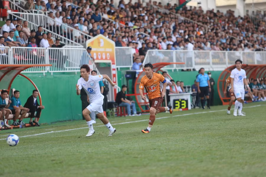 Thép Xanh Nam Định (trái) đã mạnh dạn tấn công hơn trong hiệp 2. Ảnh: Văn Ngọc Thép Xanh Nam Định (trái) đã mạnh dạn tấn công hơn trong hiệp 2. Ảnh: Văn Ngọc