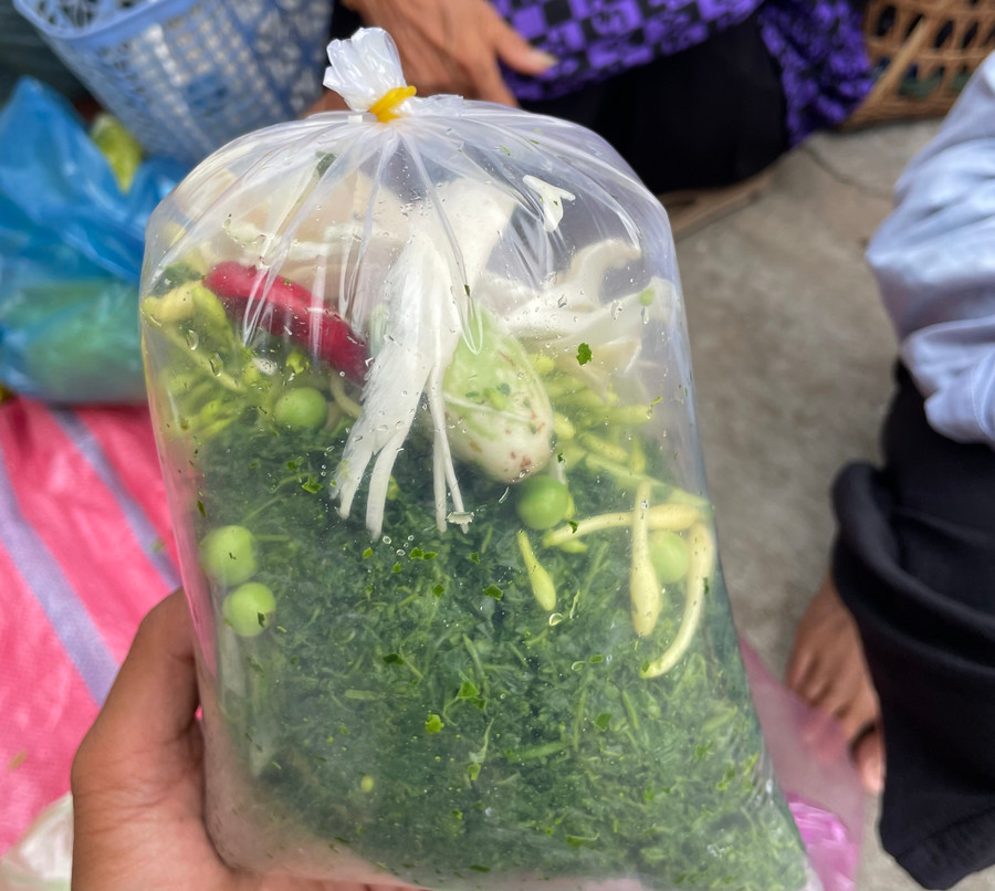 Một túi bóng có sẵn nguyên liệu của món lá mì xào chỉ có giá 10 ngàn đồng. Ảnh: Văn Ngọc