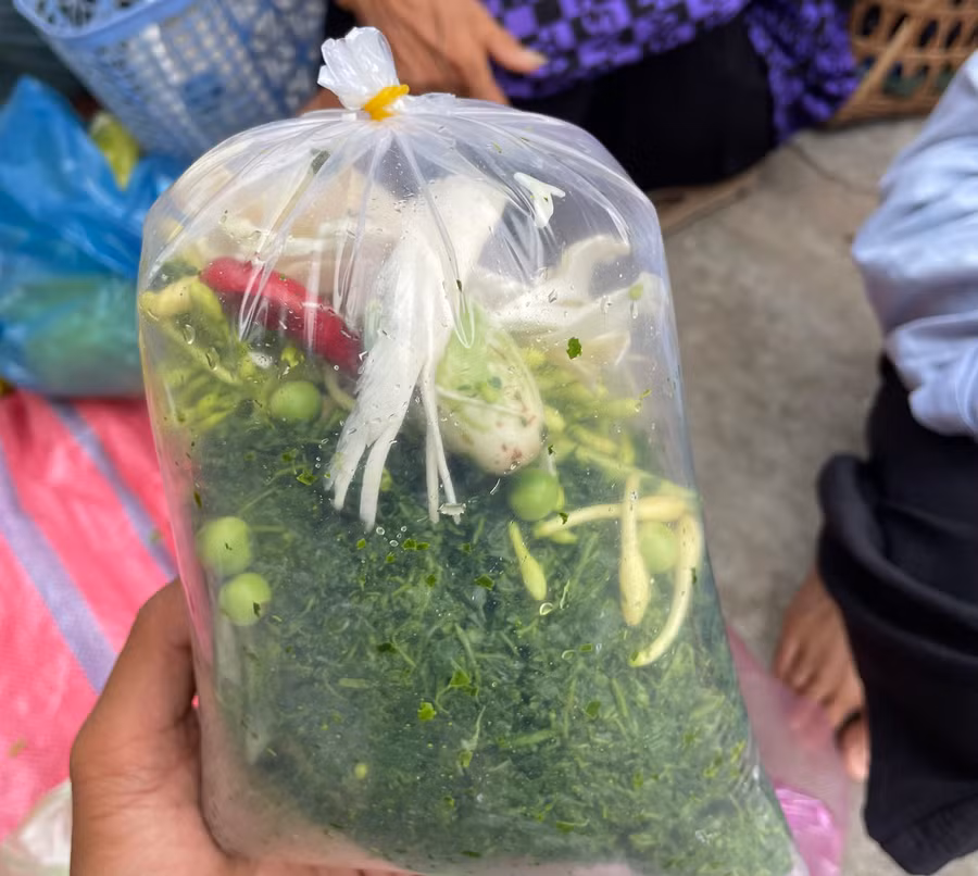 Một túi bóng có sẵn nguyên liệu của món lá mì xào chỉ có giá 10 ngàn đồng. Ảnh: Văn Ngọc