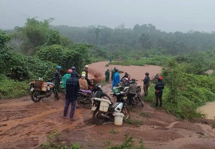Hàng chục người dân đã không thể đi qua khu vực này do nước chảy xiết. Ảnh: Nam Lê
