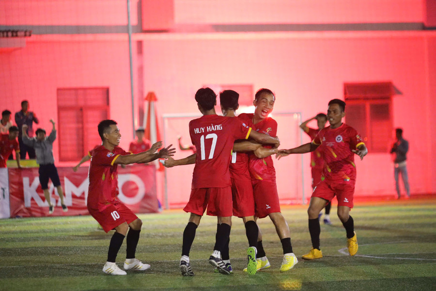 Các cầu thủ Huy Hằng FC vỡ òa với những bàn thắng trong hiệp phụ. Ảnh: Anh Tuấn Các cầu thủ Huy Hằng FC vỡ òa với những bàn thắng trong hiệp phụ. Ảnh: Anh Tuấn