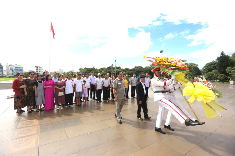 Đông đảo người con của mảnh đất Nam Đàn đang sinh sống tại Gia Lai đã tham gia dâng hoa trước Tượng đài Bác Hồ với các dân tộc Tây Nguyên. Ảnh: Văn Ngọc