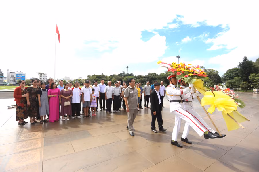 Đông đảo người con của mảnh đất Nam Đàn đang sinh sống tại Gia Lai đã tham gia dâng hoa trước Tượng đài Bác Hồ với các dân tộc Tây Nguyên. Ảnh: Văn Ngọc