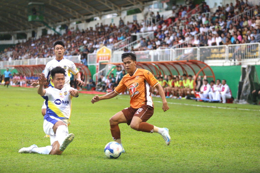 Bảo Toàn (phải) khuấy đảo hành lang cánh trái của HAGL. Ảnh: Văn Ngọc Bảo Toàn (phải) khuấy đảo hành lang cánh trái của HAGL. Ảnh: Văn Ngọc