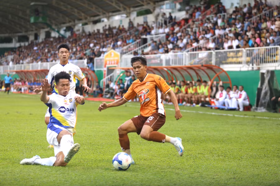 Bảo Toàn (phải) khuấy đảo hành lang cánh trái của HAGL. Ảnh: Văn Ngọc