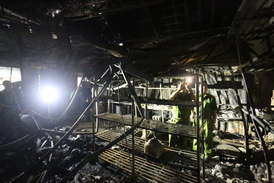 Lực lượng Công an đang tìm dấu vết xuất phát vụ cháy. Ảnh: Văn Ngọc