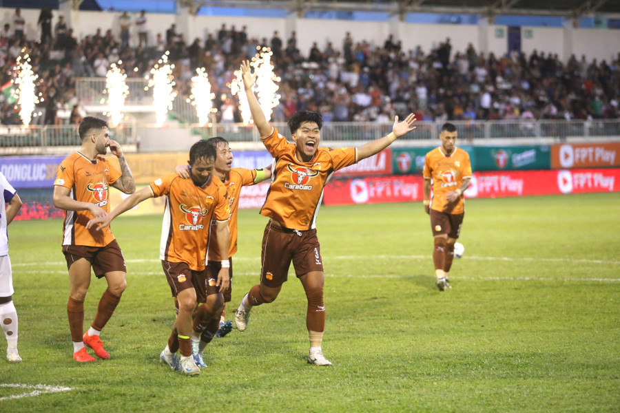 HAGL có bàn mở tỷ số sau cú đánh đầu của Ngọc Quang ở phút 36. Ảnh: Văn Ngọc HAGL có bàn mở tỷ số sau cú đánh đầu của Ngọc Quang ở phút 36. Ảnh: Văn Ngọc