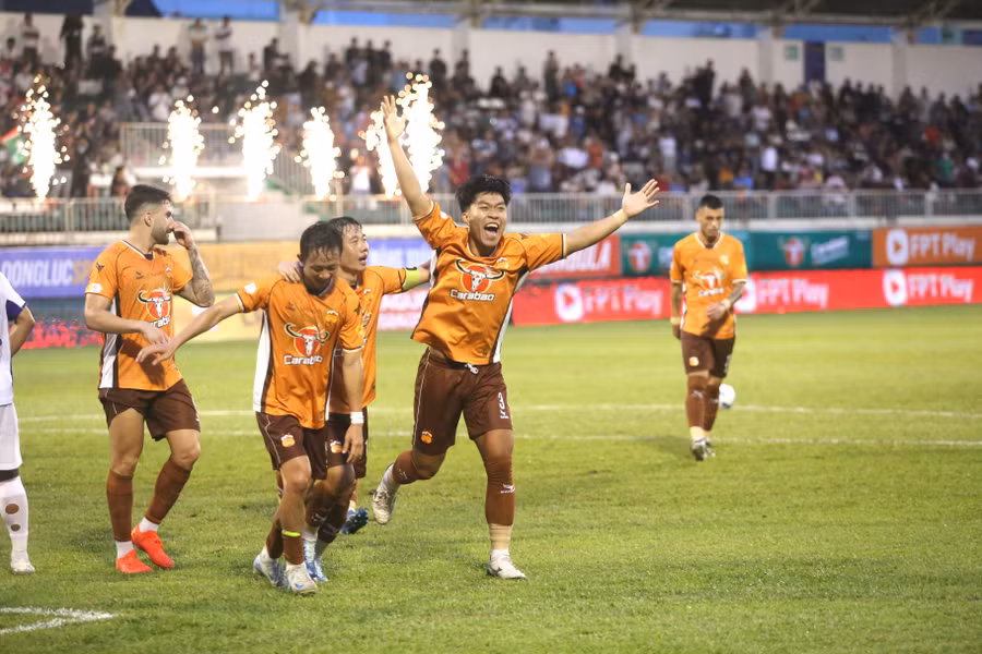 HAGL có bàn mở tỷ số sau cú đánh đầu của Ngọc Quang ở phút 36. Ảnh: Văn Ngọc