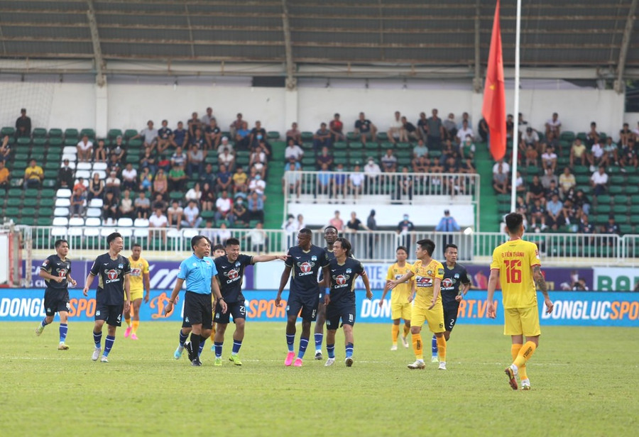 Công nghệ VAR hỗ trợ trọng tài sẽ được áp dụng tại sân Pleiku từ mùa giải năm nay. Ảnh: Văn Ngọc Công nghệ VAR hỗ trợ trọng tài sẽ được áp dụng tại sân Pleiku từ mùa giải năm nay. Ảnh: Văn Ngọc