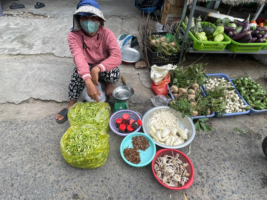 Hoa đu đủ đực, nấm, kiếm mang đặc trưng ẩm thực Jrai mang nét riêng cho chợ chiều Phú Túc. Ảnh: Văn Ngọc