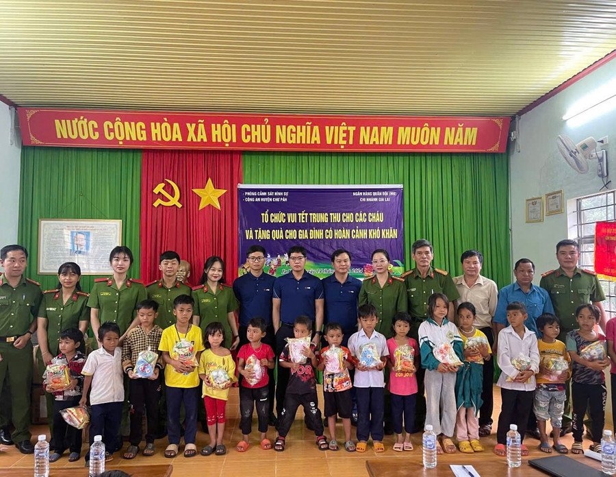 Các đơn vị đã trao 165 suất quà cho trẻ em và các gia đình có hoàn cảnh khó khăn ở làng Doch 1. Ảnh: Đức Vinh